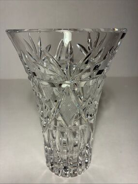 Clear Cut Crystal Vase - Elegant Clear Glass Diamond Pattern